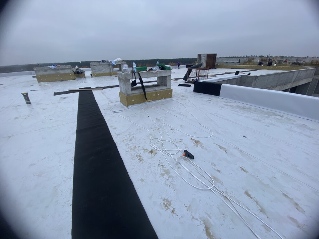 Монтаж геотекстилю на покрівлі АМКО