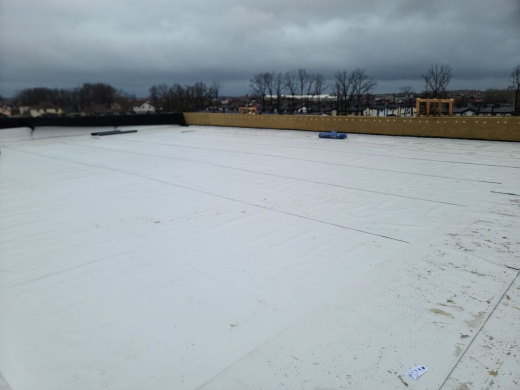 Монтаж ПВХ мембрани АМКО