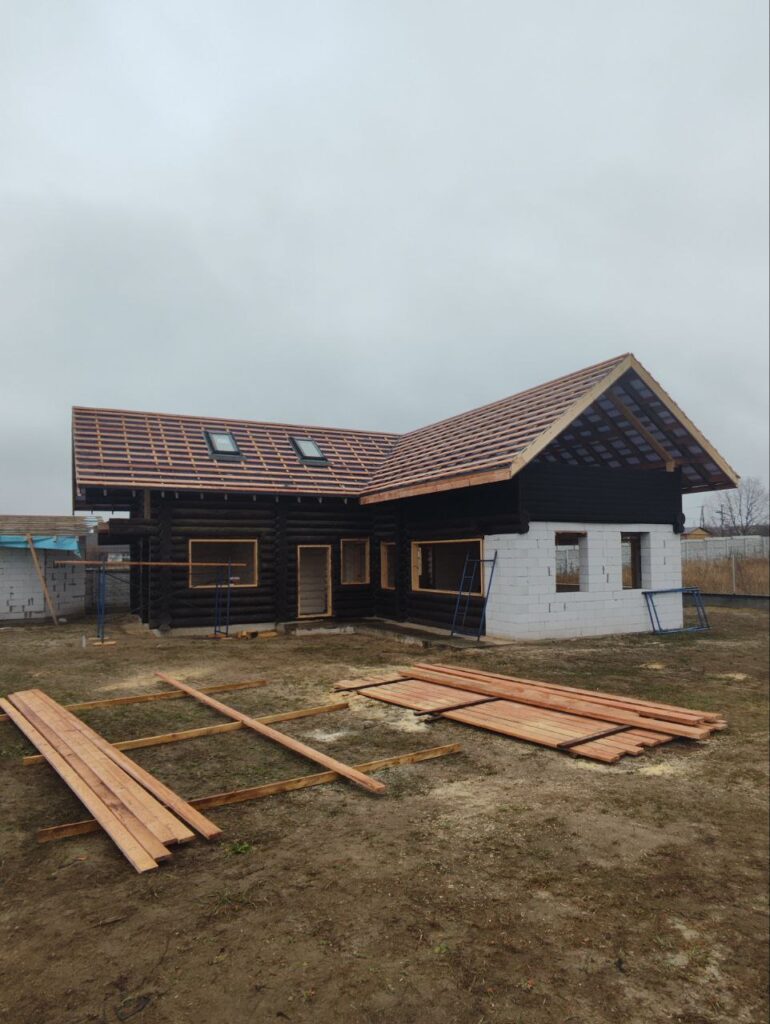 Металочерепиця на покрівлі