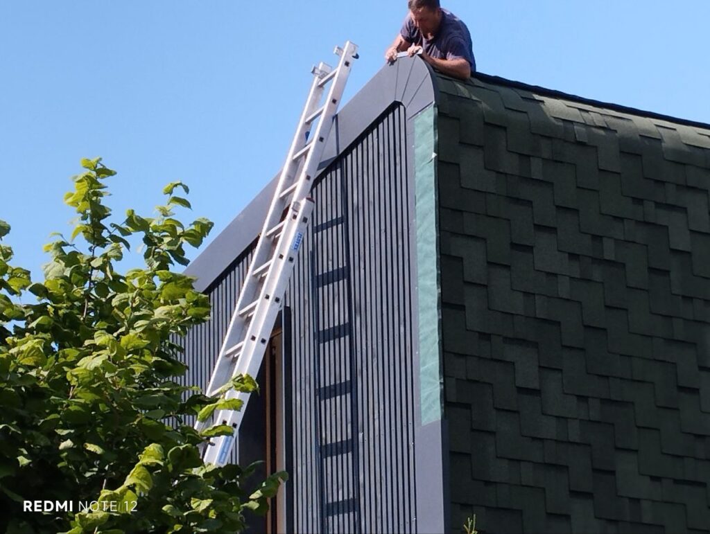 монтаж бітумної черепиці на покрівлі та фасаді