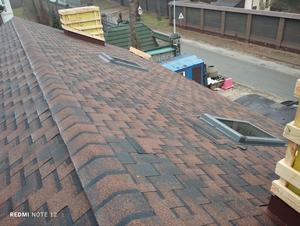 монтаж бітумної черепиці Катепал на покрівлі АМКО