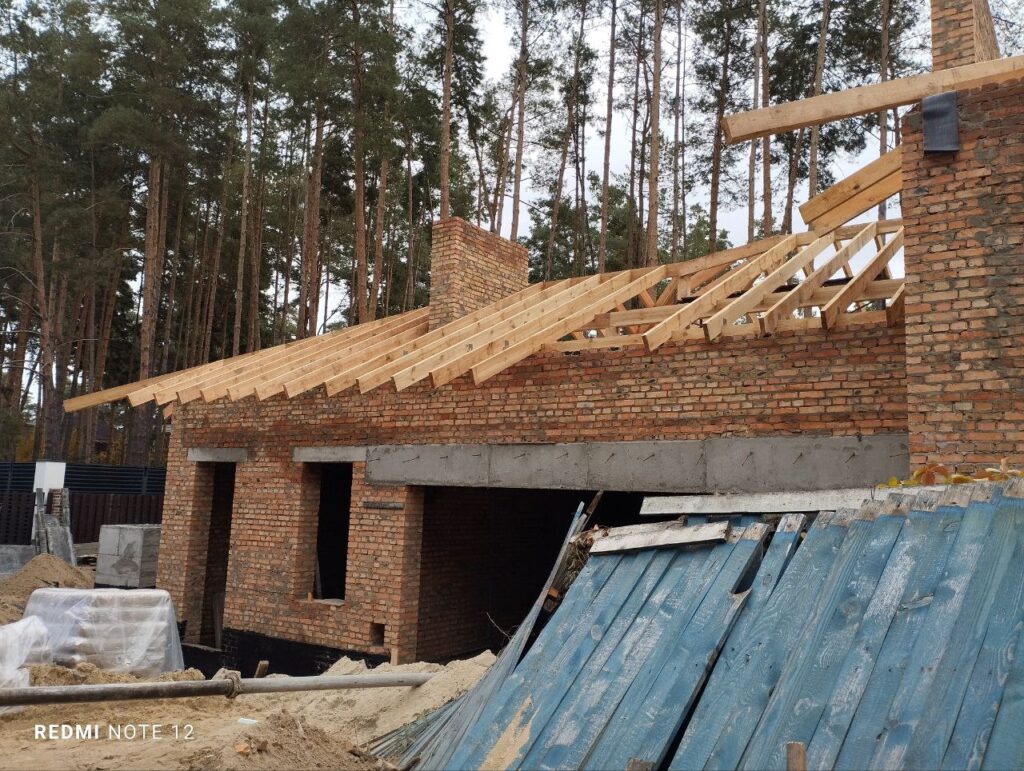 монтаж покрівлі з бітумної черепиці катепал