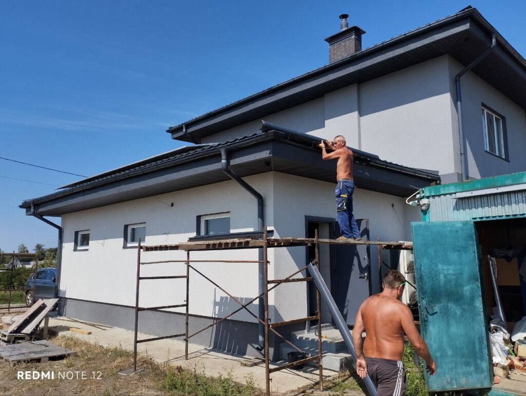 металочерепиця на покрівлі