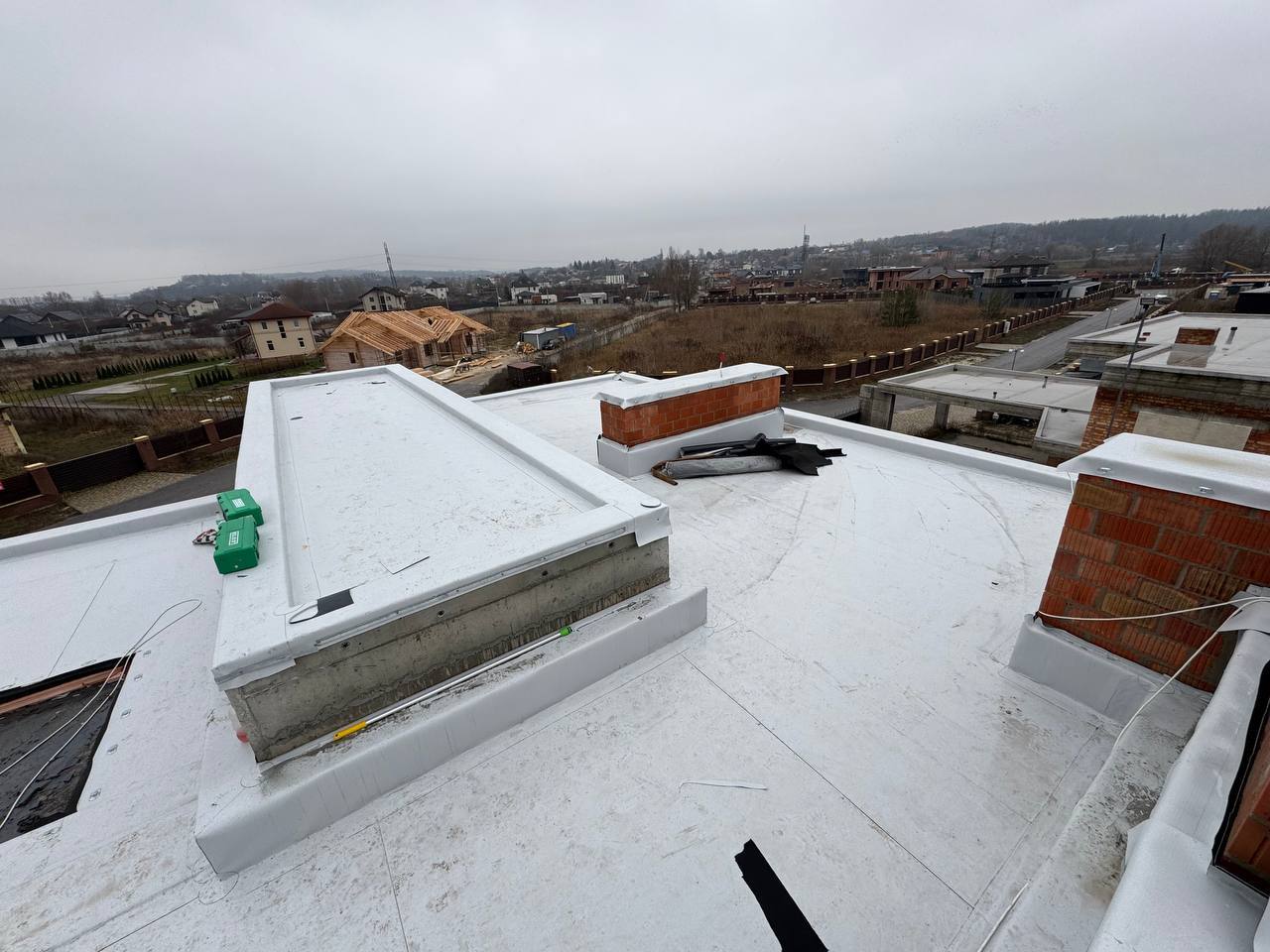 монтаж ПВХ мембрани