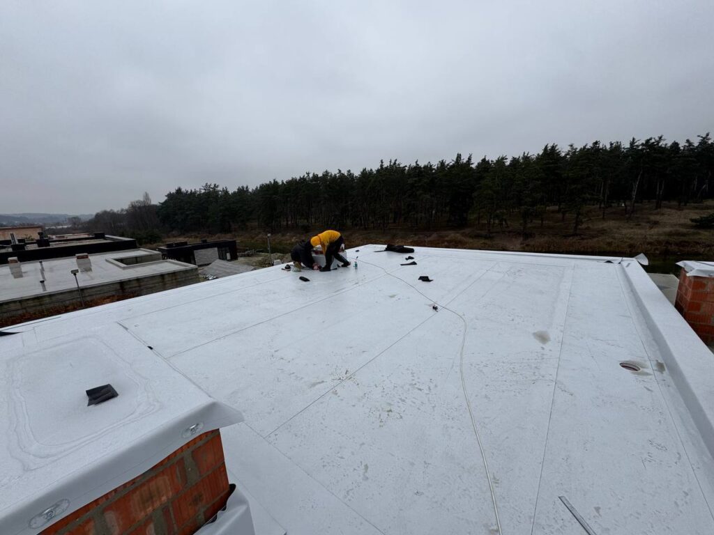 монтаж ПВХ мембрани