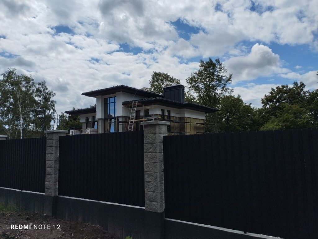 будинок з покрівлею із клік фальцю з АМКО