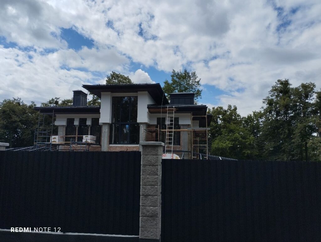 будинок з покрівлею з клік-фальцю з АМКО