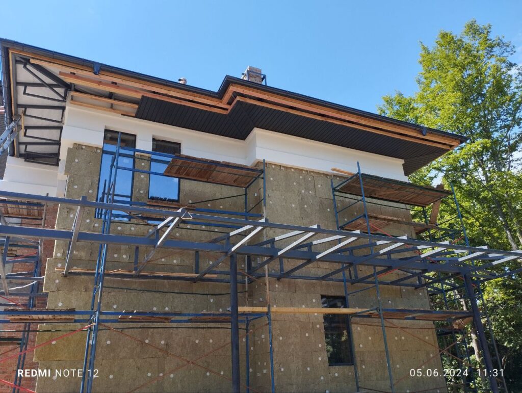 влаштування підшивки карнизного звіту софітом з АМКО
