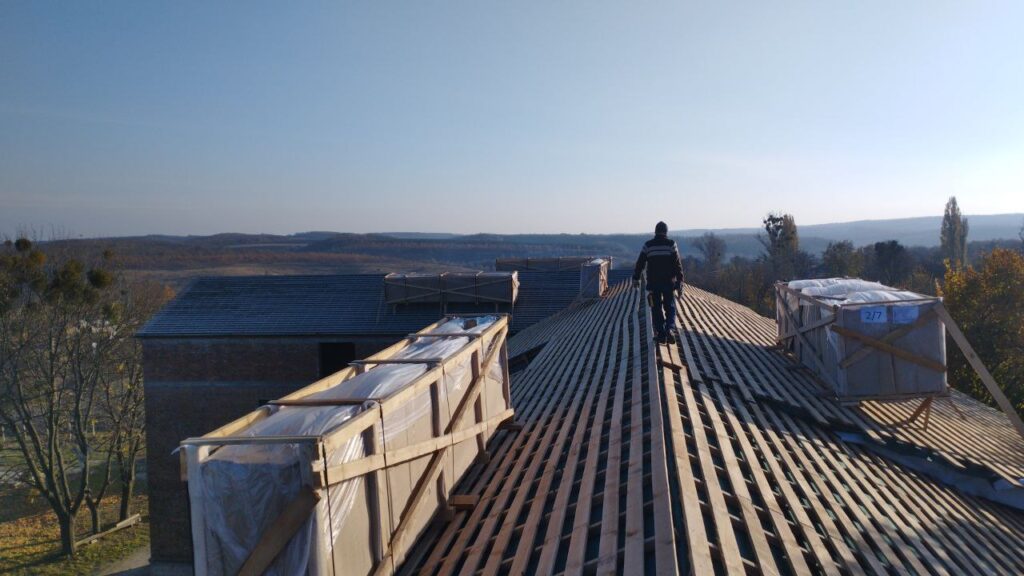 Монтаж гідроізоляційної мембрани та обрешітки на даху | АМКО