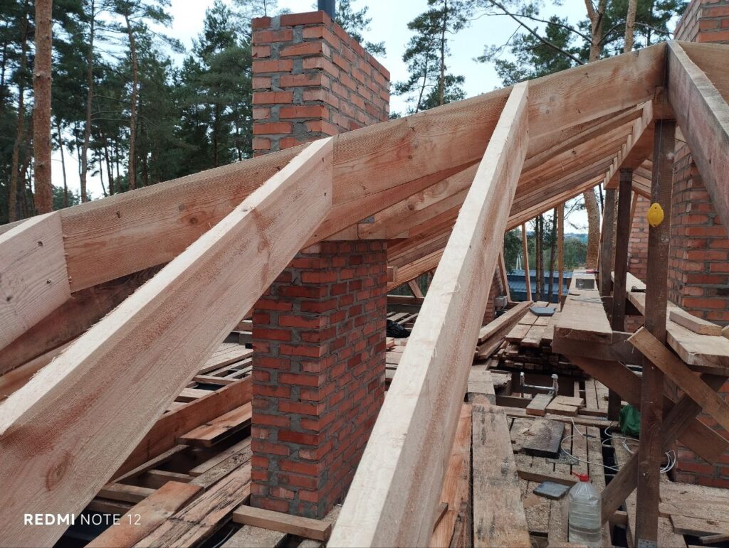 Влаштування дерев’яної конструкції даху на цегляному будинку