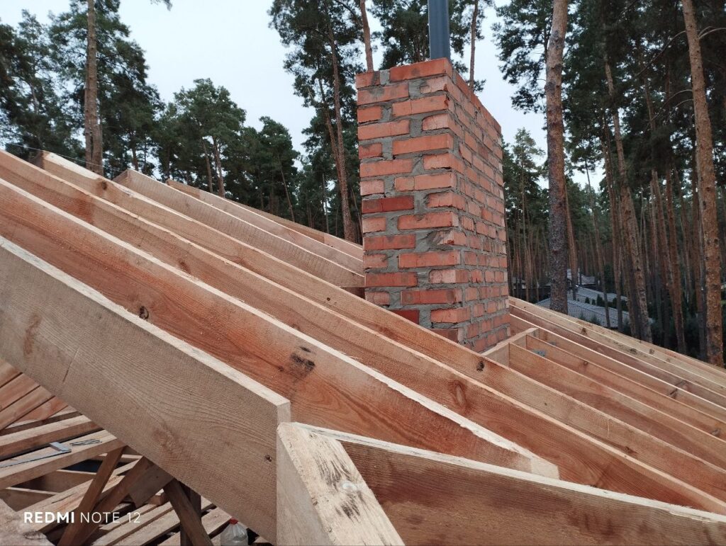 Влаштування дерев’яної конструкції даху на цегляному будинку